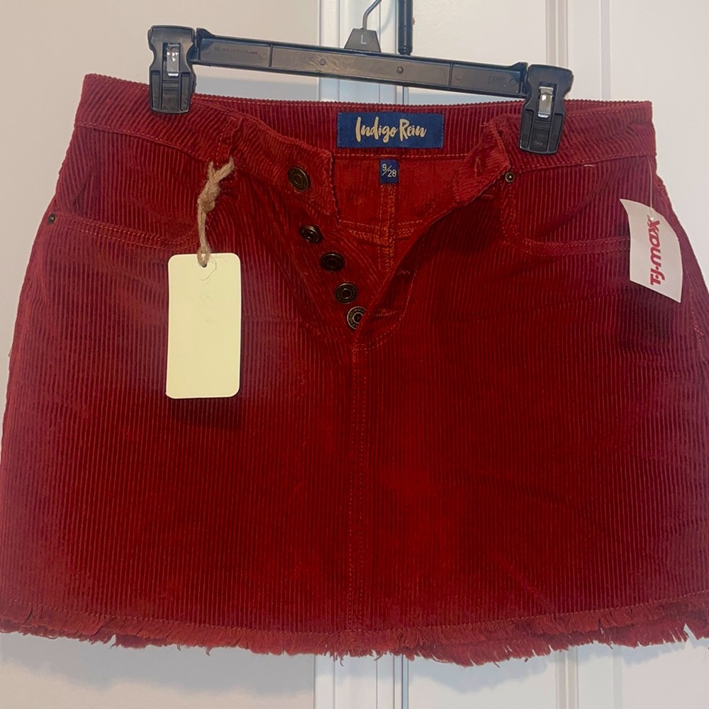 Womens skirt; never worn; great condition